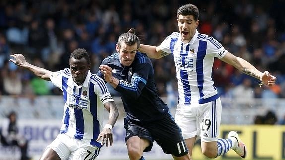 Gareth Bale (c), entre dos futbolistas de la Real Sociedad. 