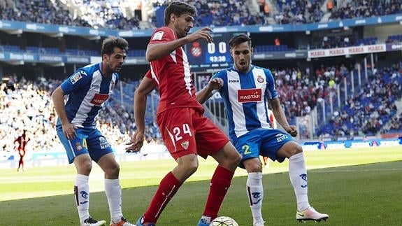 El delantero sevillista Fernando Llorente (c), ante el Espanyol. 