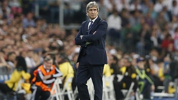 Pellegrini camina por el Santiago Bernabéu. 