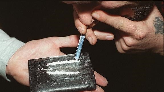 Una persona esnifa cocaína. 