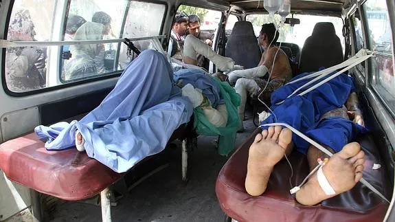 Afganos heridos en el accidente.
