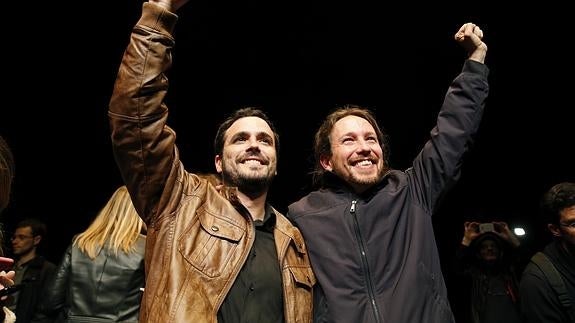 Los líderes de Podemos, Pablo Iglesias (d), y de Izquierda Unida, Alberto Garzón (i).