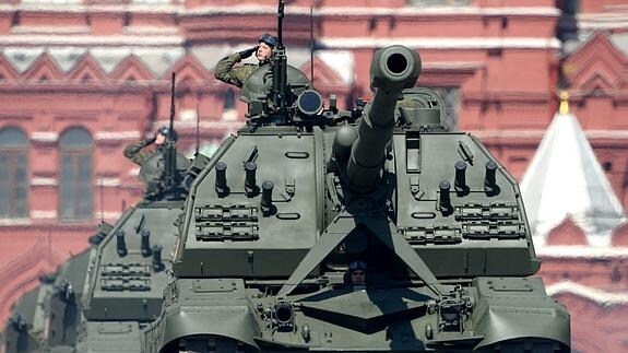 Tanques rusos desfilan por la Plaza Roja. 