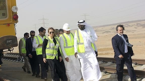 Ana Pastor, durante una visita a las obras del denominado 'AVE del Desierto' en mayo de 2015. 