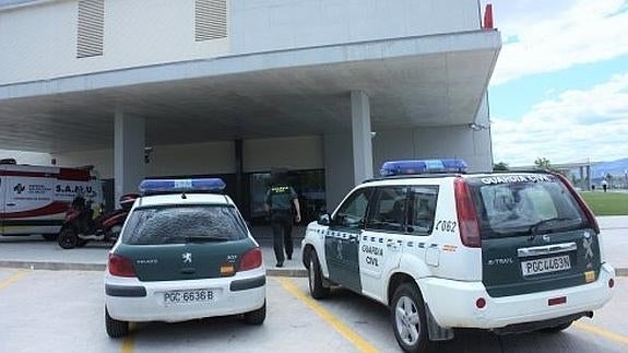 Vehículos de la Guardia Civil frente al Hospital de Llíria, donde fue trasladado el detenido.