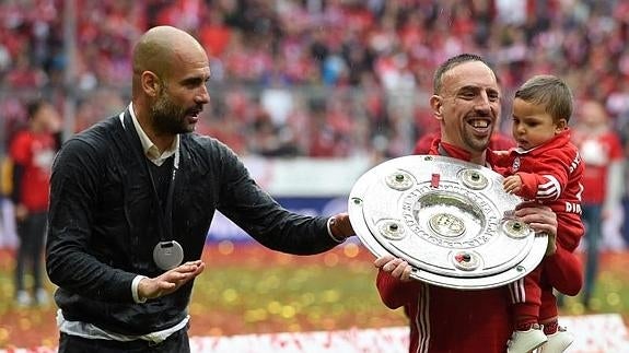 Ribery (i) celebra con su hijo y con Pep Guardiola (i) la última Bundesliga. 