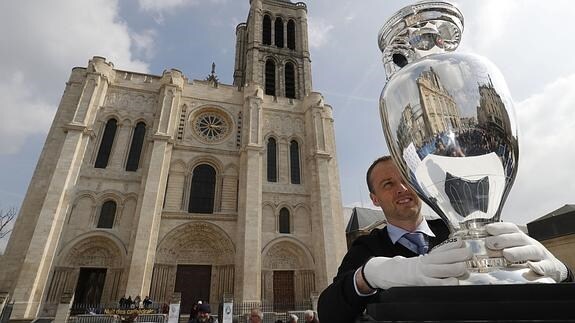 El trofeo, frente a la Basílica de Saint-Denis. 