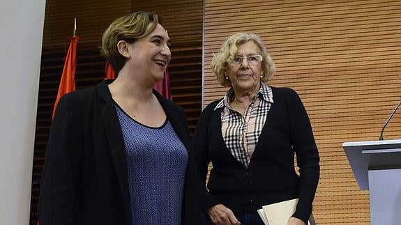 Las alcaldesas Ada Colau y Manuela Carmena.