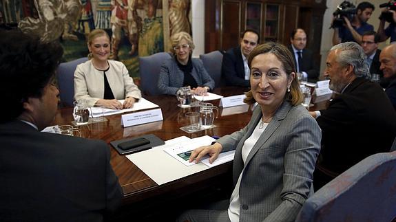 Ana Pastor, Cristina Cifuentes y Manuela Carmena, durante la reunión. 