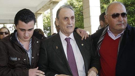 Manuel Ruiz de Lopera (c), expresidente del Betis, a su llegada al juzgado. 