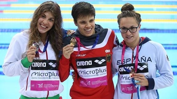 Judit Ignacio (d), en el podio con su bronce. 