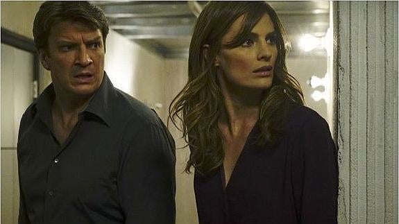 Nathan Fillion y Stana Katic en una escena de la serie.