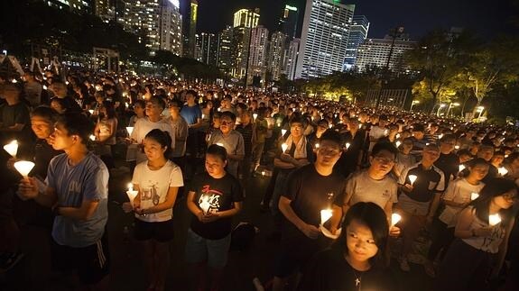 Decenas de miles de personas recuerdan la matanza de Tiananmen en Hong Kong