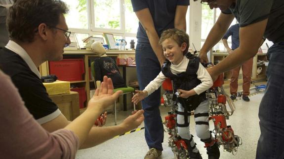 El primer exoesqueleto infantil. 