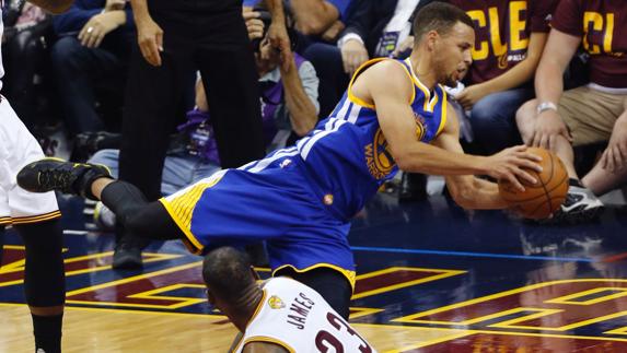 Curry y Lebron, disputando por un balón. 