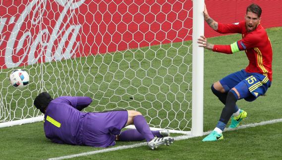 Ramos observa el gol de Piqué. 