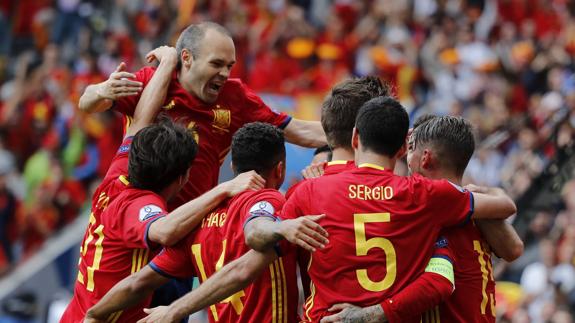 La selección española celebra el triunfo. 