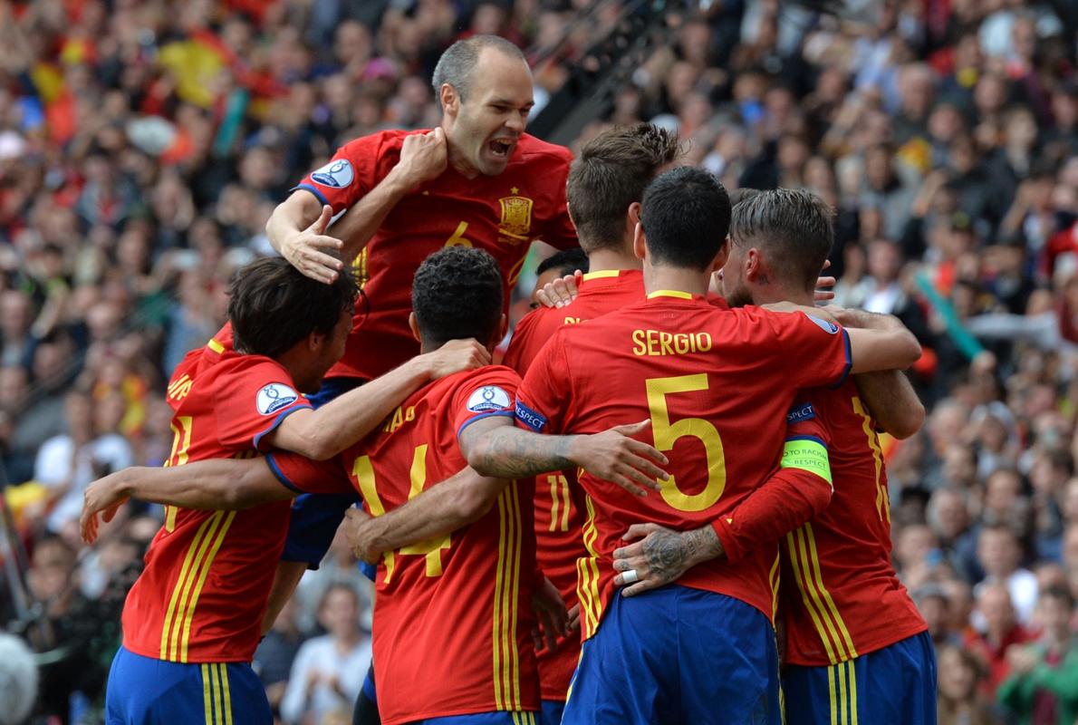 Los jugadores de España celebran el gol de Piqué. 