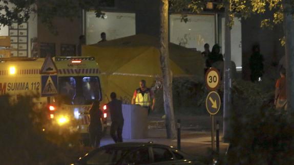 Policías en el exterior del restaurante chino. 