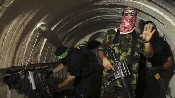 Un combatiente palestino, dentro de un túnel subterráneo en Gaza. 