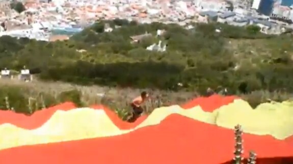 Bandera de España desplegada por Vox en Gibraltar.