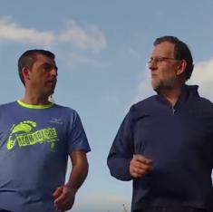 Rajoy en un momento del vídeo por Canarias. 