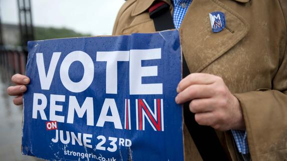 Un británico sostiene un cartel alusivo al referéndum. 