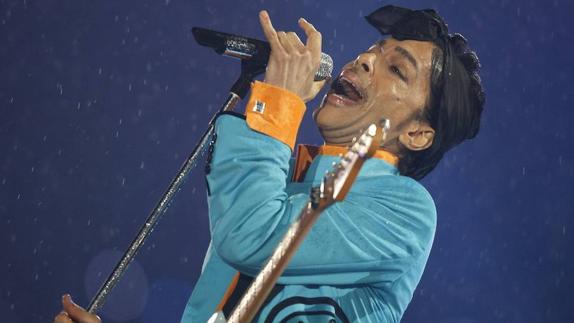 Prince durante su actuación en el descaso de la Super Bowl, en 2007.