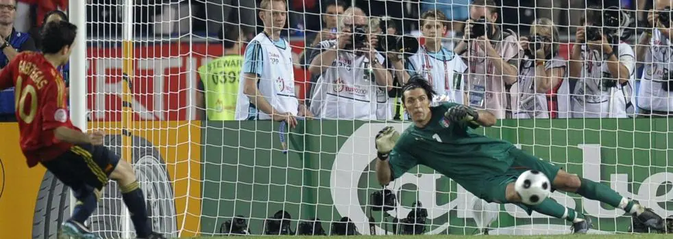 Cesc (i) anota el penalti ante Buffon (d) en la Eurocopa de 2008. 