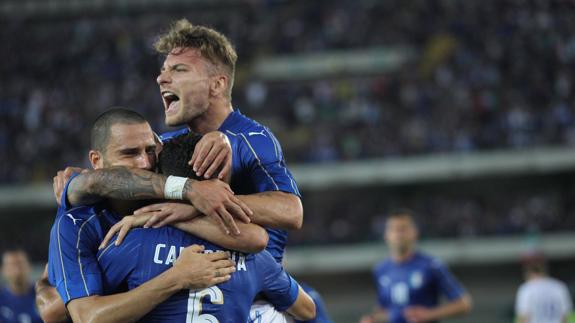 Immobile celebra junto a dos compañeros un gol. 