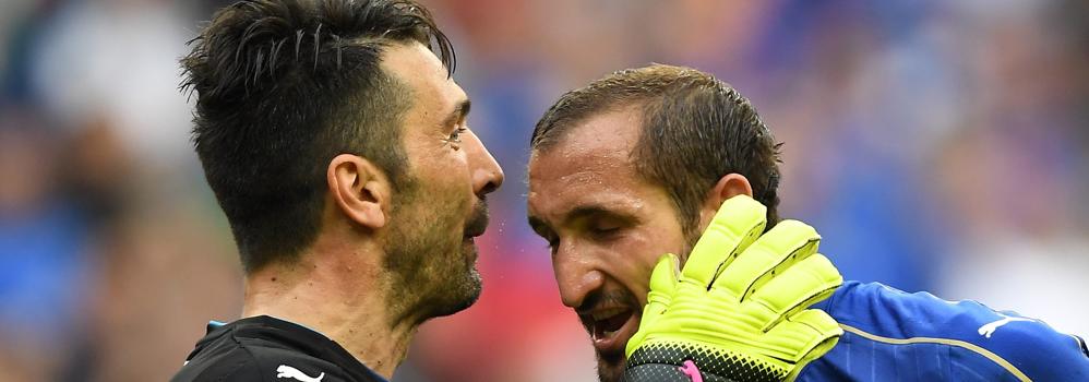 Buffon (i) junto a Chiellini (d), en el partido ante España. 