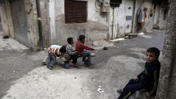 Niños jugando en el barrio de Tishreen tras un alto el fuego en Damasco.
