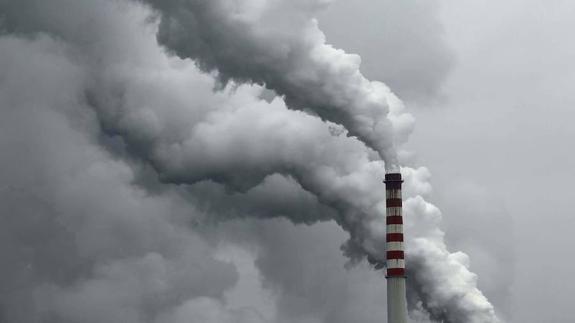 Chimeneas de una central de energía termoeléctrica.