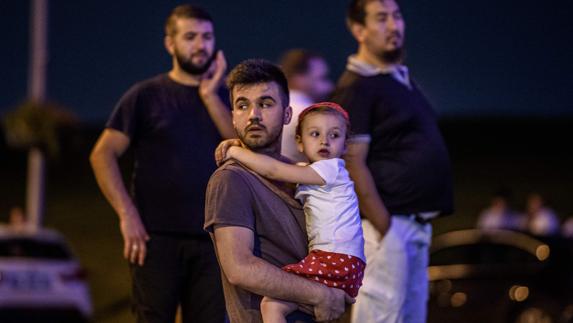 Turistas, tras el atentado en el principal aeropuerto de Estambul. 