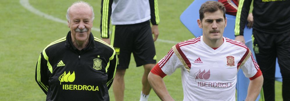 Del Bosque (i) y Casillas. 