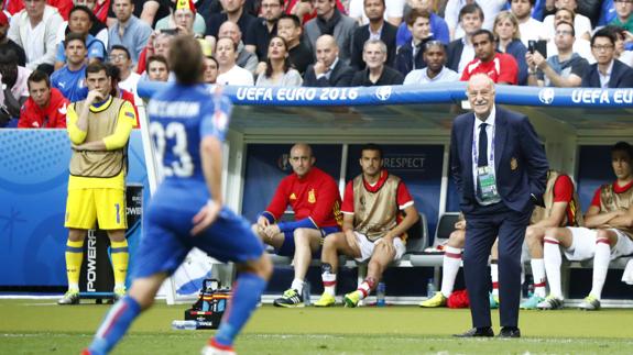 Del Bosque, durante el partido contra Italia con Casillas al lado del banquillo. 