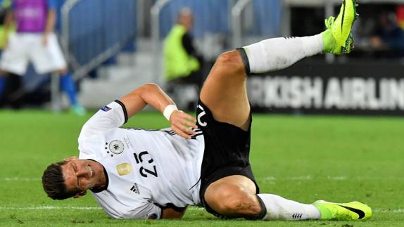 Mario Gómez en el momento de lesionarse. 