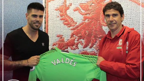 Víctor Valdés posa con su nueva camiseta. 