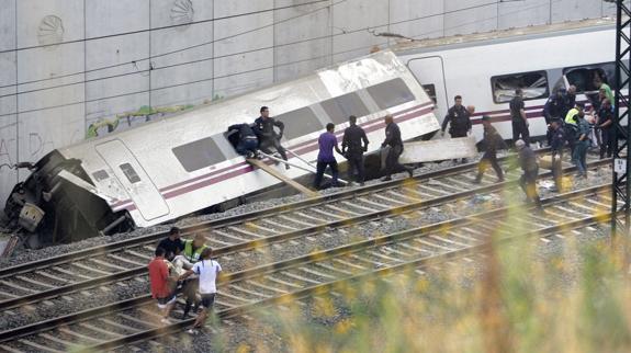 Labores de rescate tras el accidente ferroviario de Angrois, en 2013.