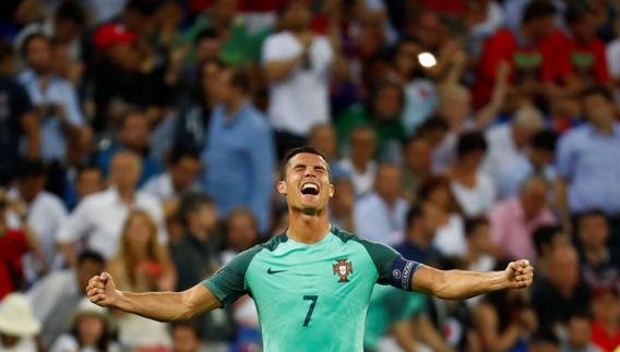 Cristiano Ronaldo marcó el primer gol para la selección de Portugal.