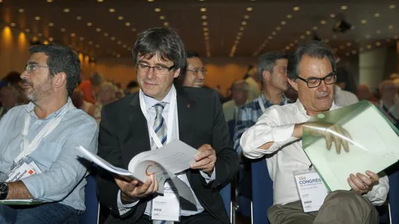 Carles Puigdemont (c) y el expresidente Artur Mas (d), momentos antes del inicio del XVIII Congreso de CDC.