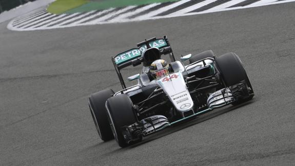 Hamilton, durante los entrenamientos libres de Silverstone. 