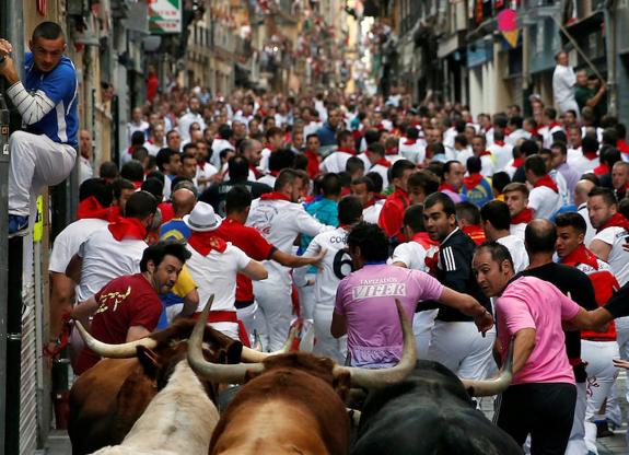 Mozos participan en el quinto encierro de San Fermín. 