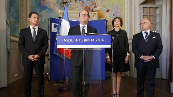 Hollande, acompañado de Valls y otras autoridades en Niza. 