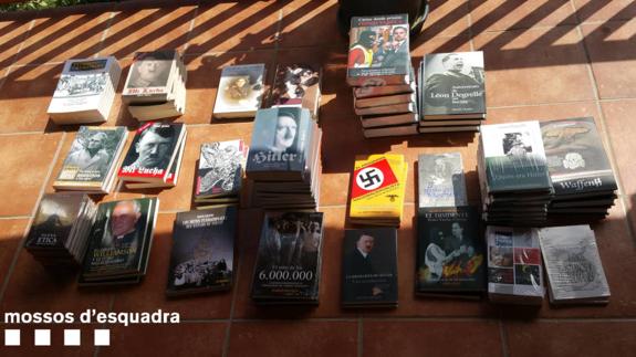 Imagen de varias ediciones de 'Mein Kampf' incautadas por los Mossos d'Esquadra. 