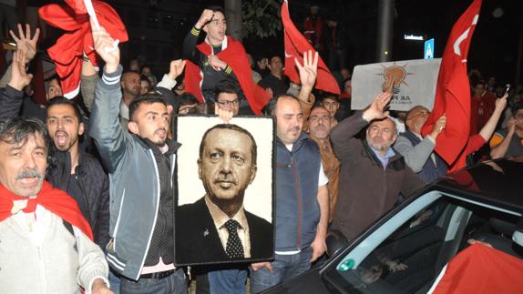 Simpatizantes de Erdogan, con un retrato del mandatario. 