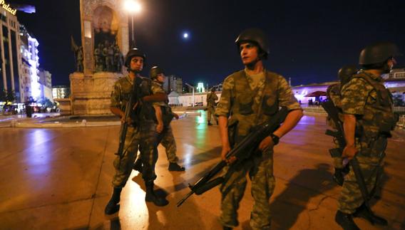 Soldados turcos en la plaza Taksim.