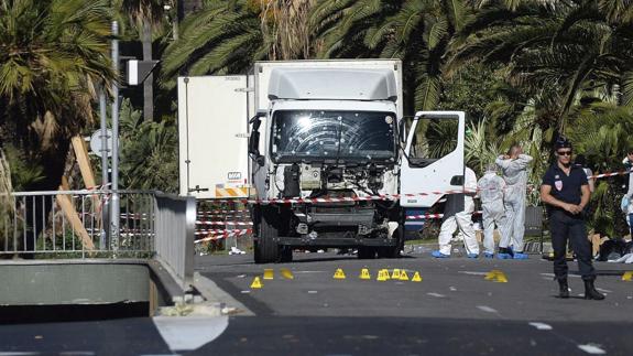 El camión con el que se produjo el atentado en Niza.