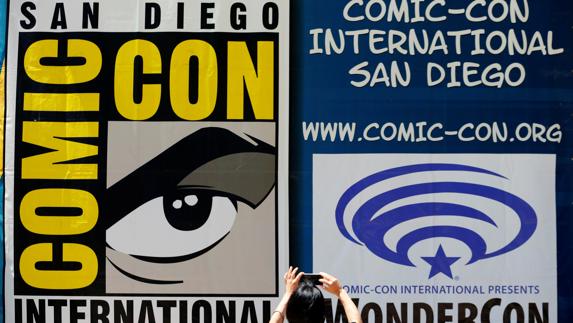 Una mujer fotografía un cartel de la Comic-Con de San Diego. 