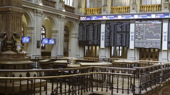 Los paneles en la Bolsa de Madrid que muestran las fluctuaciones del principal selectivo español, el Ibex 35.